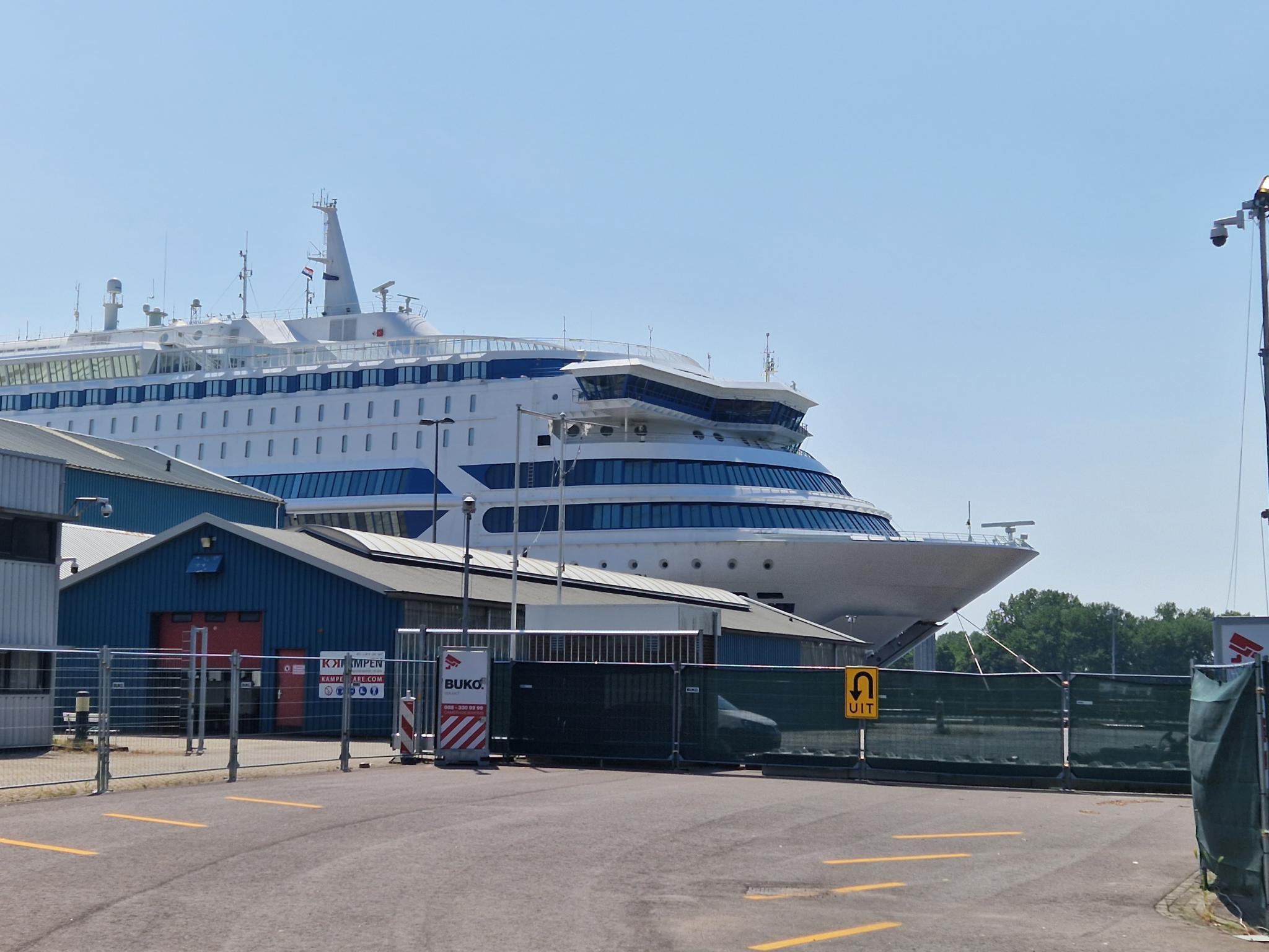 Cruise ship with asylum seekers in Velsen